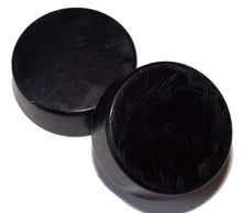 Cargar imagen en el visor de la galería, Aloe, charcoal, tamanu and tea tree essential oil make this an excellent soap to cleanse your face.